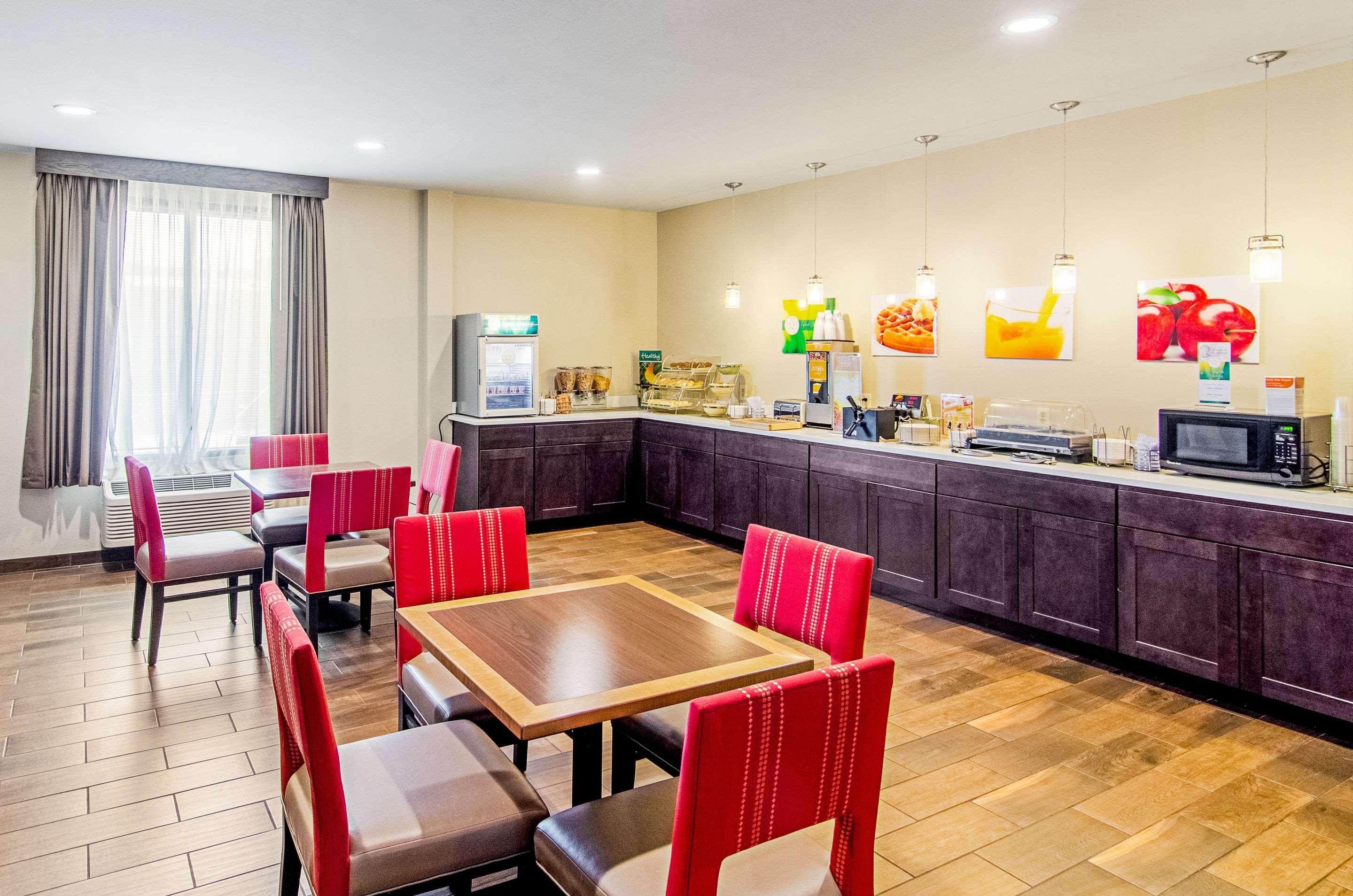 Quality Inn & Suites Near Tanger Outlet Mall Gonzales Εξωτερικό φωτογραφία