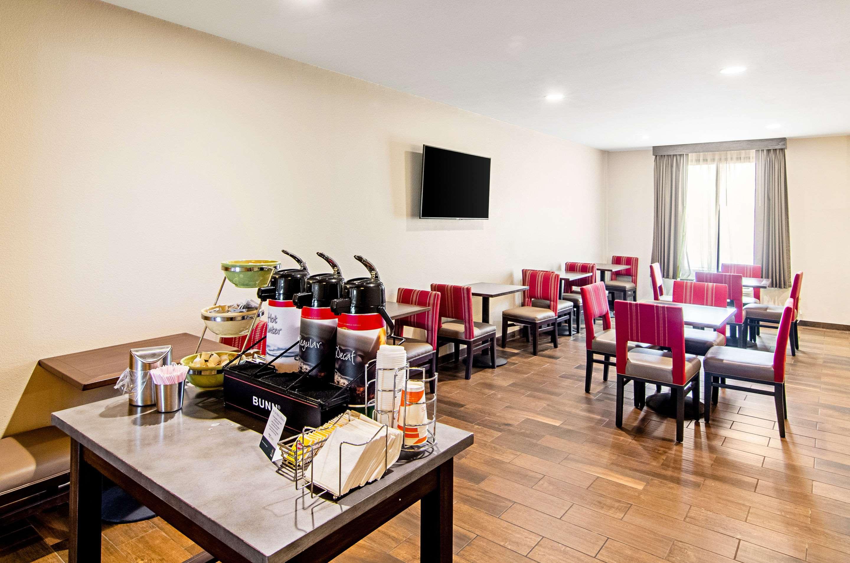 Quality Inn & Suites Near Tanger Outlet Mall Gonzales Εξωτερικό φωτογραφία