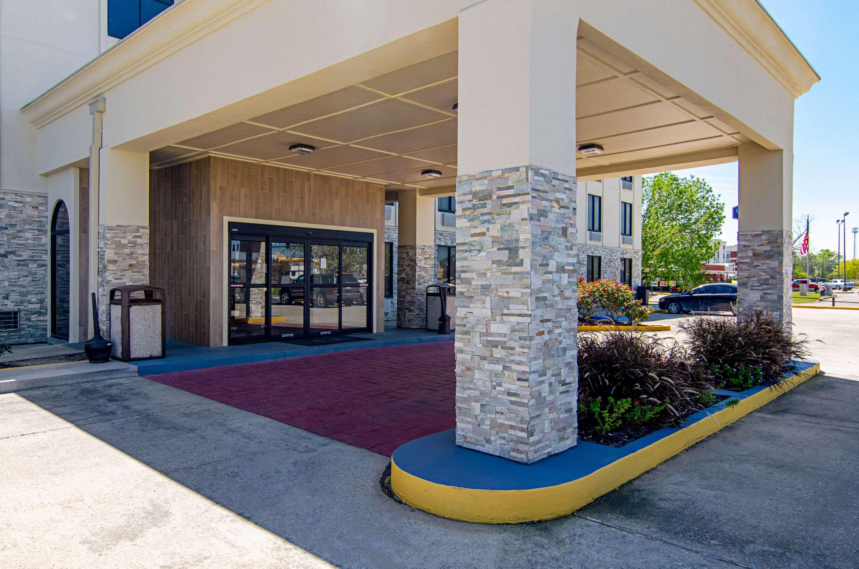 Quality Inn & Suites Near Tanger Outlet Mall Gonzales Εξωτερικό φωτογραφία