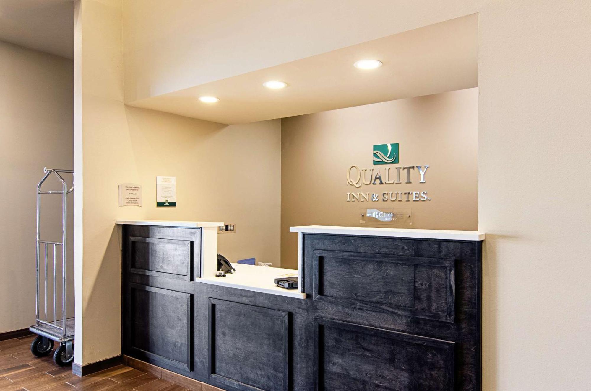 Quality Inn & Suites Near Tanger Outlet Mall Gonzales Εξωτερικό φωτογραφία