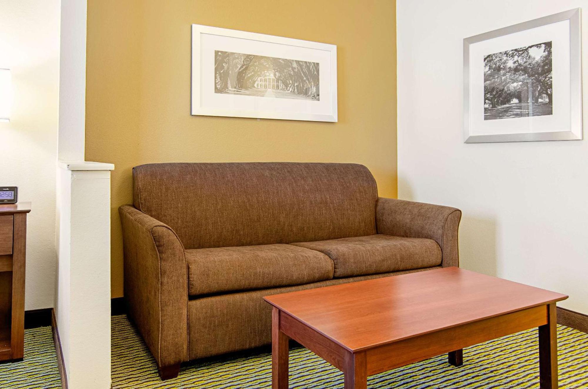 Quality Inn & Suites Near Tanger Outlet Mall Gonzales Εξωτερικό φωτογραφία